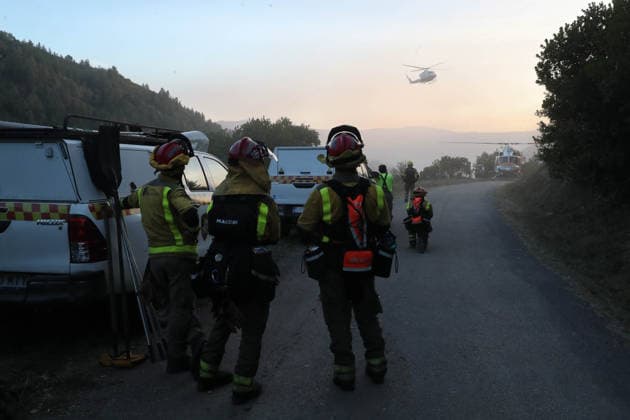 The out-of-control wildfire in Quiroga has burned 250 hectares. Several forest firefighters are working to extinguish a wildfire on September 16, 2026, in Quiroga, Lugo, Galicia, Spain. The fire, which has already destroyed 250 hectares, broke out at 3:30 p.m. on Tuesday, September 15, on the Quiroga mountain, in the parish of Pacios da Serra, and spread rapidly due to wind conditions throughout the day. SEPTEMBER 16, 2026 FIRE FOREST FIRE FOREST FIREFIGHTERS BRIGADE MEMBERS HELICOPTER Quiroga, Lugo, Galicia Quiroga, Lugo, Galicia, Spain Copyright: xCarlosxCastrox 7779949