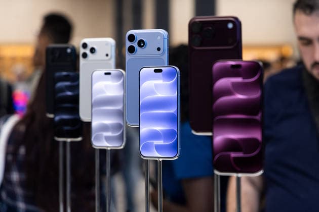 Apple Launches Its New Products: The new iPhone 18 Pro and iPhone 18 Pro Max on display at the Apple Store in Puerta del Sol, on September 18, 2026, in Madrid, Spain. Apple is unveiling its new line of smartphones today iPhone 18, Apple Watch Series 12, Apple Watch Ultra 4, and AirPods. Apple is also releasing its first foldable iPhone, the iPhone Duo. SEPTEMBER 18, 2026 Carlos Lujá Madrid, Spain Copyright: xCarlosxLujanx 7782652