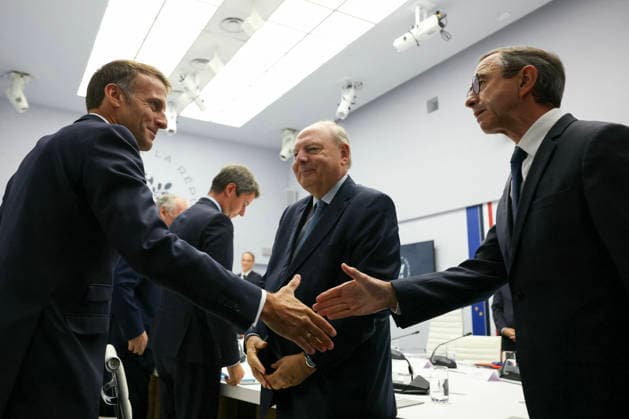 Emmanuel Macron, President of the French Republic, met with the leaders of the major political parties to discuss soaring fuel prices and the international situation at the Élysée Palace in Paris, on September 18, 2026. Thomas Samson, Pool Bestimage. French President Emmanuel Macron (L) welcomes Bruno Retailleau (R), President of the French right-wing party Les Républicains (LR), as Hervé Marseille (C), President of the French centrist Union of Democrats and Independents (UDI), looks on ahead of a meeting with candidates for the 2027 presidential election and party leaders on the geopolitical situation and its consequences at the Élysée Palace in Paris on September 18, 2026. Photo by Thomas SAMSON, AFP, Paris, France Copyright: xThomasxSamson Pool BestimagexThomasxSamson Pool Bestimagex