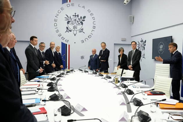 Emmanuel Macron, President of the French Republic, met with the leaders of the major political parties to discuss soaring fuel prices and the international situation at the Élysée Palace in Paris, on September 18, 2026. Thomas Samson, Pool Bestimage. French President Emmanuel Macron (R) welcomes candidates for the 2027 presidential election and party leaders: Bruno Retailleau (L), President of the French right-wing party Les Républicains (LR), François Bayrou (2nd from left), President of the French centrist party Mouvement Démocrate (MoDem), Jordan Bardella (3rd from left), President of the French far-right party Rassemblement National (RN), First Secretary of the French left-wing Socialist Party (PS) Olivier Faure (4th from left), Coordi Copyright: xThomasxSamson Pool BestimagexThomasxSamson Pool Bestimagex