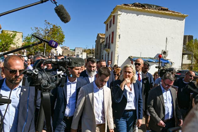 Marine Le Pen, the National Rally’s candidate for the presidency of the Republic, accompanied by Julien Rancoule, National Rally deputy for the 3rd Limoux-Castelnaudary district, and Victor Chabert, director of the National Rally’s press office, visited the disaster-stricken village of Pomas in the Aude department, this Friday, September 18, 2026, following a tornado that struck in late August. Valérian Wagner Bestimage Marine Le Pen, the National Rally candidate for the presidency, accompanied by Julien Rancoule, RN MP for the 3rd constituency of Aude—Limoux Castelnaudary, and Victor Chabert, Director of the National Rally press office, visits the storm-ravaged village of Pomas in the Aude department this Friday, September 18, 2026, follo Copyright: xValà rianxWagner BestimagexValà rianxWagner Bestimagex
