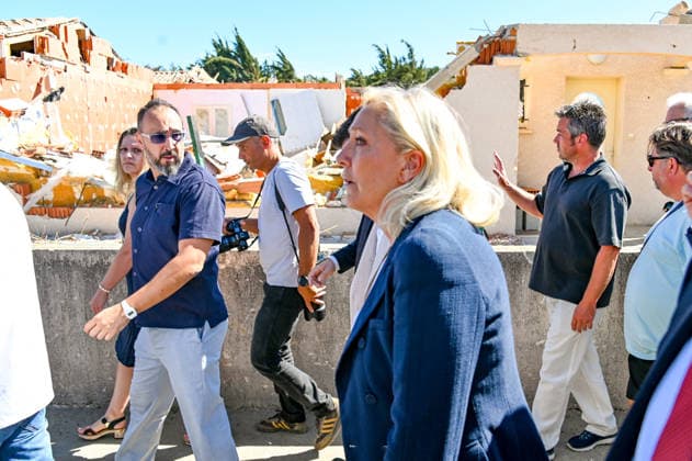 Marine Le Pen, the National Rally’s candidate for the presidency of the Republic, accompanied by Julien Rancoule, National Rally member of the National Assembly representing the 3rd Limoux-Castelnaudary district, and Victor Chabert, director of the National Rally’s press office, visited the disaster-stricken village of Pomas in the Aude department, this Friday, September 18, 2026, following a tornado that struck in late August. Valérian Wagner Bestimage Marine Le Pen, the National Rally candidate for the presidency, accompanied by Julien Rancoule, RN MP for the 3rd constituency of Aude—Limoux Castelnaudary, and Victor Chabert, director of the National Rally press office, visits the storm-ravaged village of Pomas in the Aude department this Copyright: xValà rianxWagner BestimagexValà rianxWagner Bestimagex