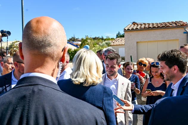 Marine Le Pen, the National Rally’s candidate for the presidency of the Republic, accompanied by Julien Rancoule, National Rally member of the National Assembly representing the 3rd Limoux-Castelnaudary district, and Victor Chabert, director of the National Rally’s press office, visited the disaster-stricken village of Pomas in the Aude department, this Friday, September 18, 2026, following a tornado that struck in late August. Valérian Wagner Bestimage Marine Le Pen, the National Rally candidate for the presidency, accompanied by Julien Rancoule, RN MP for the 3rd constituency of Aude—Limoux Castelnaudary, and Victor Chabert, director of the National Rally press office, visits the storm-ravaged village of Pomas in the Aude department this Copyright: xValà rianxWagner BestimagexValà rianxWagner Bestimagex