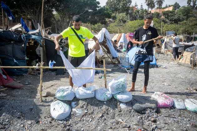 More than 2,000 migrants return to the Trampolín and Benítez beaches in Ceuta after being turned away from the Puerto Migrantes camp Migrants in shanties on Trampolín Beach, September 19, 2026, in Ceuta, Spain. More than 2,000 migrants have returned to the settlements on Ceuta’s Trampolín and Benítez beaches after the temporary reception facility set up in the city’s port reached full capacity. Prior to the transfer on Friday, September 18, it was estimated that more 4,000 undocumented migrants were living in the beach shantytowns. Of these, only 1,700 were able to be accommodated at the Muelle de Poniente camp, while the rest have returned to the beaches. SEPTEMBER 19, 2026 MIGRATION CRISIS Ceuta Ceuta Spain Copyright: xMarcosxMorenox 7785991