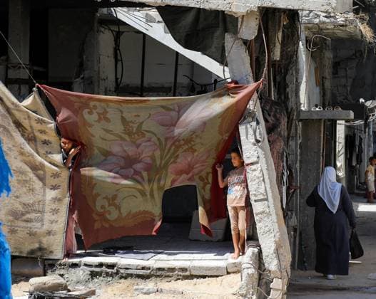 September 20, 2026, Khan Younis, Palestine, State of: KHAN YOUNIS, GAZA STRIP, SEPTEMBER 20, 2026: Palestinians live among the rubble and inside heavily damaged homes in Khan Younis in the southern Gaza Strip. Residents remain in buildings damaged during Israeli military operations, including areas in the eastern part of the city, amid widespread destruction of homes and civilian infrastructure. Khan Younis Palestine, State of - ZUMAq101 20260920_zna_q101_002 Copyright: xRamzixAbuxAmerx