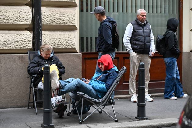 Hundreds of people wait outside the Prague branch of the Czech National Bank (CNB) to obtain a 5,000 crowns note with a special overprint, issued to mark the 100th anniversary of the founding of the Czechoslovak National Bank, Prague, Czech Republic, September 22, 2026. A total of 200,000 banknotes have been issued and are available at the CNB s cash desks in Prague, Brno, Ostrava and Hradec Kralove. A number of people who would like to get hold of this banknote waited from the early hours of the morning. Some of those waiting had brought folding chairs with them, whilst others were wrapped in blankets. (CTKxPhoto KaterinaxSulova) CTKPhotoP2026092201545 CTKPhotoP2026092201545
