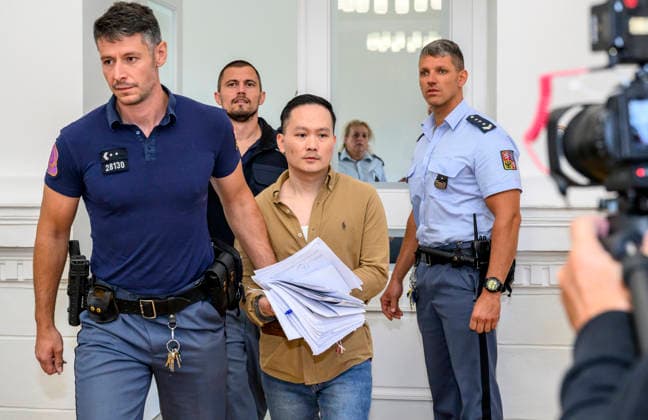 The trial in a major case involving the smuggling of migrants from Asia through the Czech Republic to Germany began today, on September 22, 2026, at the District Court in Litomerice, Czech Republic. There are 13 defendants. One of the defendants, described by the prosecutor as the main organiser of the migrant smuggling operation, is in custody. The group smuggled at least 63 refugees. If convicted, the defendants face between two and eight years in prison. The defendant, Minh Hai Duong, centre, enters the courtroom accompanied by guards. (CTKxPhoto OndrejxHajek) CTKPhotoP2026092202757 CTKPhotoP2026092202757