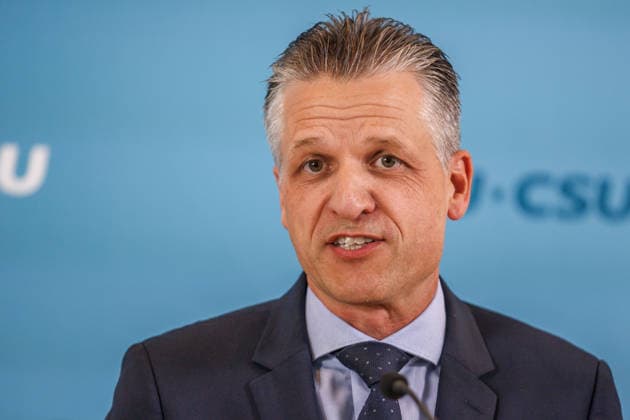 Statement before the CDU CSU parliamentary group meeting by Alexander Hoffmann, Deputy Chair of the CDU CSU parliamentary group in the Bundestag, and Thorsten Frei (CDU), Chair of the parliamentary group, speak during a statement before the parliamentary group meetings on September 22, 2026, in Berlin, Berlin, Berlin, Germany, Reichstag