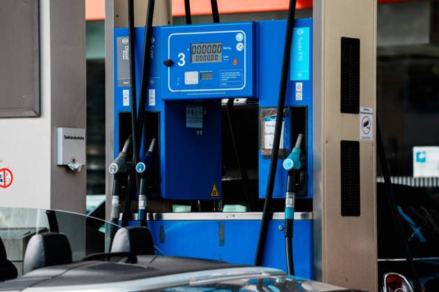 Germany, gas station in Aachen, convertible, car at a gas pump, gas nozzle, gas prices, prices, discount, federal government, gas discount, price cap, fuel costs, diesel, gasoline, E10, burden, oil, crude oil, fuel price, fuel, energy crisis, Esso, Exxon, ExxonMobil, record prices Copyright: xThiemoxRudolphx