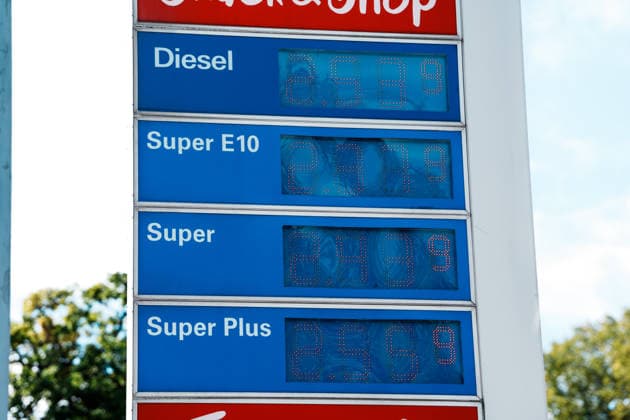 Germany, Gas Station in Aachen, Gas Prices, Prices, Discount, Federal Government, Gas Discount, Price Cap, Gas Costs, Diesel, Gasoline, E10, Burden, Oil, Crude Oil, Fuel Price, Fuel, Energy Crisis, Esso, Exxon, ExxonMobil, Record Prices Copyright: xThiemoxRudolphx