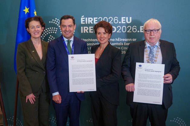 Moreno is participating this Wednesday in Ireland in the meeting of the European Committee of the Regions. The president of the Regional Government of Andalusia, Juanma Moreno 2i, alongside the president of the Committee of the Regions, Kata Tútto 2d, and the president of the Irish Delegation to the CoR, Gillian Coughlan 1i, after speaking at the meeting of the Bureau of the Committee of the Regions (CoR) held in the city of Mullingar, in Ireland. September 23, 2026, in Mullingar, Ireland. The meeting of the Bureau of the European Committee of the Regions in Mullingar was held under the theme Prosperous and Sustainable Communities: Building a Europe That Works for All Territories, where Juanma Moreno addressed two debates. The first focu Copyright: xFranciscoxJ.xOlmox 7793978