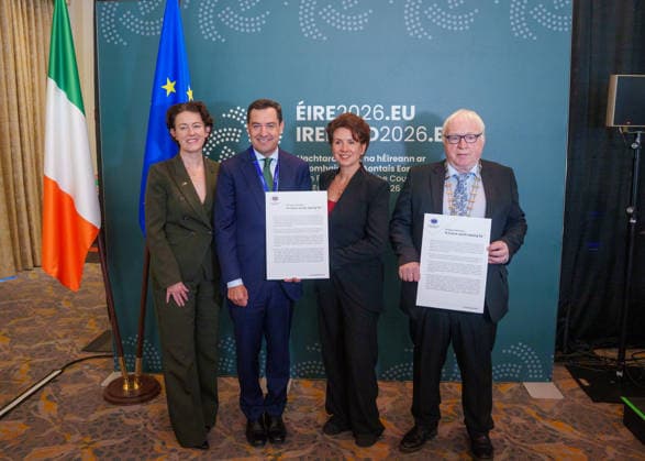 Moreno is participating this Wednesday in Ireland in the meeting of the European Committee of the Regions. The president of the Regional Government of Andalusia, Juanma Moreno (2i), alongside the president of the Committee of the Regions, Kata Tútto (2d), and the president of the Irish Delegation to the CoR, Gillian Coughlan 1i, after speaking at the meeting of the Bureau of the Committee of the Regions (CoR) held in the city of Mullingar, in Ireland. On September 23, 2026, in Mullingar, Ireland, the meeting of the Bureau of the European Committee of the Regions in Mullingar was held under the theme Prosperous and Sustainable Communities: Building a Europe That Works for All Territories, where Juanma Moreno addressed two debates. The fir Copyright: xFranciscoxJ.xOlmox 7793979
