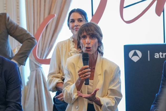 Presentation of the series Sira at the San Sebastián Film Festival Actress Adriana Ugarte (2nd row, center) during the presentation of the series Sira as part of the San Sebastián Film Festival on September 23, 2026, in San Sebastián, Guipúzcoa, Basque Country, Spain. The series, produced by Atresmedia, is the sequel to El tiempo entre costuras, also based on the novel by María Duenas. Adriana Ugarte reprises her role as Sira Quiroga in a new chapter of her life set after the end of World War II. The story will take viewers to cities such as Jerusalem, London, Madrid, and Tangier, combining espionage, romance, and historical drama. SEPTEMBER 23, 2026 San Sebastián, Guipúzcoa, Basque Country, Spain Copyright: xUnanuex 7794193