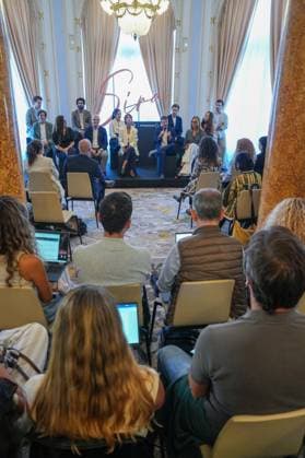 Presentation of the series Sira at the San Sebastián Film Festival: Actor Rubén Cortada, 2nd row, 2nd from left, actress Adriana Ugarte, 2nd row, center; writer María Duenas, 1st row, right; actor Peter Vives, 1st row, 2nd from right, during the presentation of the series Sira as part of the San Sebastián Film Festival on September 23, 2026, in San Sebastián, Guipúzcoa, Basque Country, Spain. The series, produced by Atresmedia, is the sequel to El tiempo entre costuras, also based on the work of María Duenas. Adriana Ugarte reprises her role as Sira Quiroga in a new chapter of her life set after the end of World War II. The story will take place in cities such as Jerusalem, London, Madrid, and Tangier, combining espionage, romance, a Copyright: xUnanuex 7794190