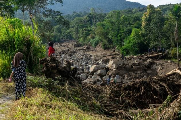 Search continues for missing flash flood victim in West Sumatra SOLOK, WEST SUMATRA, INDONESIA, SEPTEMBER 23, 2026: Members of a joint search and rescue team comb an area affected by flash flooding in Arosuka, Solok, West Sumatra, as operations continue to locate a missing resident. Search teams from Indonesia™s National Search and Rescue Agency (BASARNAS), working alongside local residents, are searching for 59-year-old Agusral, who was reported missing after being swept away by floodwaters on September 21. Search efforts focused on several locations along the path of flood debris and a nearby river. Solok Regency Indonesia Copyright: x xWawanxKurniawanx xJNAxPressx