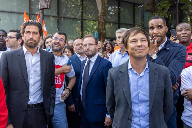 Paris, France September 24, 2026 - Protest of Altice France group employees. Employees of the Altice France group, the parent company of the SFR telecom operator which is set to be sold to its competitors are protesting to defend their jobs as a major overhaul of the sector looms - (L-R) SFR Secretary General, Laurent Halimi, Chairman and Chief Executive Officer of Altice France, Arthur Dreyfuss and Mathieu Cocq, Chairman and CEO of SFR ALTICE, SFR, SYNDICATS, TELECOM, ECONOMIE, GREVE, MANIFESTATION, OPERATEURS DE TELEPHONIE, FAI FOURNISSEURS D ACCES A INTERNET Copyright: xVincentxIsore IP3x