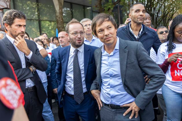 Paris, France September 24, 2026 - Protest of Altice France group employees. Employees of the Altice France group, the parent company of the SFR telecom operator which is set to be sold to its competitors are protesting to defend their jobs as a major overhaul of the sector looms - (L-R) SFR Secretary General, Laurent Halimi, Chairman and Chief Executive Officer of Altice France, Arthur Dreyfuss and Mathieu Cocq, Chairman and CEO of SFR ALTICE, SFR, SYNDICATS, TELECOM, ECONOMIE, GREVE, MANIFESTATION, OPERATEURS DE TELEPHONIE, FAI FOURNISSEURS D ACCES A INTERNET Copyright: xVincentxIsore IP3x