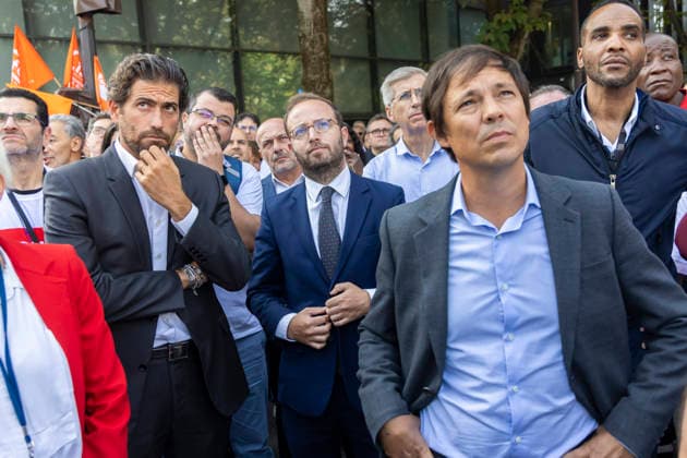 Paris, France September 24, 2026 - Protest of Altice France group employees. Employees of the Altice France group, the parent company of the SFR telecom operator which is set to be sold to its competitors are protesting to defend their jobs as a major overhaul of the sector looms - (L-R) SFR Secretary General, Laurent Halimi, Chairman and Chief Executive Officer of Altice France, Arthur Dreyfuss and Mathieu Cocq, Chairman and CEO of SFR ALTICE, SFR, SYNDICATS, TELECOM, ECONOMIE, GREVE, MANIFESTATION, OPERATEURS DE TELEPHONIE, FAI FOURNISSEURS D ACCES A INTERNET Copyright: xVincentxIsore IP3x