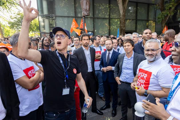 Paris, France September 24, 2026 - Protest of Altice France group employees. Employees of the Altice France group, the parent company of the SFR telecom operator which is set to be sold to its competitors are protesting to defend their jobs as a major overhaul of the sector looms - (L-R) SFR Secretary General, Laurent Halimi, Chairman and Chief Executive Officer of Altice France, Arthur Dreyfuss and Mathieu Cocq, Chairman and CEO of SFR ALTICE, SFR, SYNDICATS, TELECOM, ECONOMIE, GREVE, MANIFESTATION, OPERATEURS DE TELEPHONIE, FAI FOURNISSEURS D ACCES A INTERNET Copyright: xVincentxIsore IP3x
