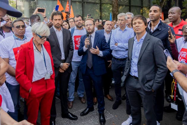 Paris, France September 24, 2026 - Protest of Altice France group employees. Employees of the Altice France group, the parent company of the SFR telecom operator which is set to be sold to its competitors are protesting to defend their jobs as a major overhaul of the sector looms - (L-R) SFR Secretary General, Laurent Halimi, Chairman and Chief Executive Officer of Altice France, Arthur Dreyfuss and Mathieu Cocq, Chairman and CEO of SFR ALTICE, SFR, SYNDICATS, TELECOM, ECONOMIE, GREVE, MANIFESTATION, OPERATEURS DE TELEPHONIE, FAI FOURNISSEURS D ACCES A INTERNET Copyright: xVincentxIsore IP3x