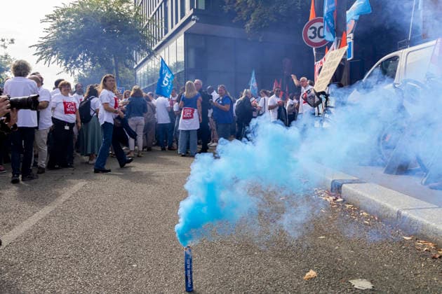 Paris, France September 24, 2026 - Protest of Altice France group employees. Employees of the Altice France group, the parent company of the SFR telecom operator which is set to be sold to its competitors are protesting to defend their jobs as a major overhaul of the sector looms. ALTICE, SFR, SYNDICATS, TELECOM, ECONOMIE, GREVE, MANIFESTATION, OPERATEURS DE TELEPHONIE, FAI FOURNISSEURS D ACCES A INTERNET, GREVISTES, TRAVAILLEURS, MANIFESTANTS Copyright: xVincentxIsore IP3x
