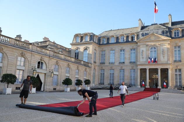 A red carpet is laid out at the entrance to the Élysée Palace ahead of Pope Leo XIV’s arrival in Paris on September 25, 2026. Pope Leo XIV is making his first official visit to France from September 25 to 28, with stops in Paris, Lourdes, and Metz. In Paris, the pontiff’s schedule includes a meeting with French President E. Macron, a time of prayer at Notre Dame Cathedral, and an open-air Mass on the Champs-Élysées. This trip marks the first visit by a pope to the country since Benedict XVI’s visit in 2008. Cyril Moreau, Dominique Jacovides, Bestimage. A red carpet is laid out at the entrance to the Élysée Palace prior to the arrival of Pope Leo XIV on September 25, 2026, in Paris, France. Pope Leo XIV is making his first official visit to Copyright: xJACOVIDES-MOREAUx xBESTIMAGExJACOVIDES-MOREAUx xBESTIMAGEx