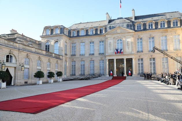 A red carpet is laid out at the entrance to the Élysée Palace ahead of Pope Leo XIV’s arrival in Paris on September 25, 2026. Pope Leo XIV is making his first official visit to France from September 25 to 28, with stops in Paris, Lourdes, and Metz. In Paris, the pontiff’s schedule includes a meeting with French President E. Macron, a time of prayer at Notre Dame Cathedral, and an open-air Mass on the Champs-Élysées. This trip marks the first visit by a pope to the country since Benedict XVI’s visit in 2008. Cyril Moreau, Dominique Jacovides, Bestimage. A red carpet is laid out at the entrance to the Élysée Palace prior to the arrival of Pope Leo XIV on September 25, 2026, in Paris, France. Pope Leo XIV is making his first official visit to Copyright: xJACOVIDES-MOREAUx xBESTIMAGExJACOVIDES-MOREAUx xBESTIMAGEx