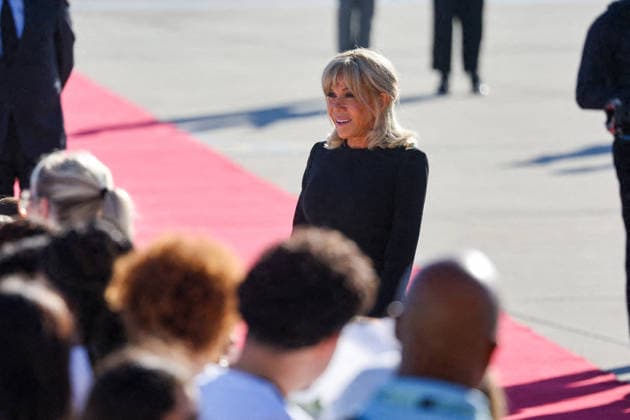 President Emmanuel Macron and First Lady Brigitte Macron welcome Pope Leo XIV at Orly Airport on September 25, 2026. Pope Leo XIV is making his first official visit to France from September 25 to 28, with stops in Paris, Lourdes, and Metz. In Paris, the pontiff’s schedule includes a meeting with French President E. Macron, a time of prayer at Notre Dame Cathedral, and an open-air Mass on the Champs-Élysées. This trip marks the first visit by a pope to the country since Benedict XVI’s visit in 2008. Cyril Moreau, Dominique Jacovides, Bestimage. President Emmanuel Macron and First Lady Brigitte Macron welcome Pope Leo XIV at Orly Airport, Paris, France, on September 25, 2026. Pope Leo XIV is making his first official visit to France from Sep Copyright: xJACOVIDES-MOREAUx xBESTIMAGExJACOVIDES-MOREAUx xBESTIMAGEx