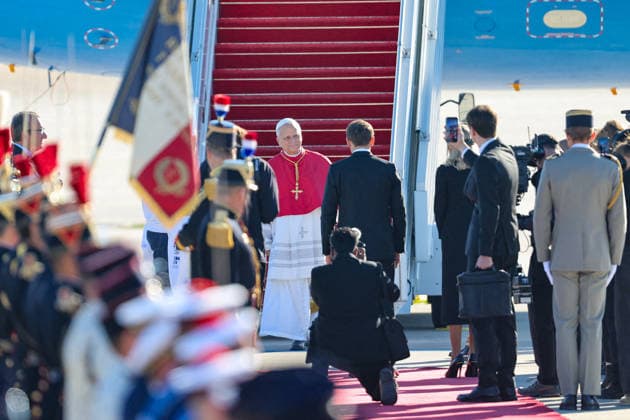 President Emmanuel Macron and First Lady Brigitte Macron welcome Pope Leo XIV at Orly Airport on September 25, 2026. Pope Leo XIV is making his first official visit to France from September 25 to 28, with stops in Paris, Lourdes, and Metz. In Paris, the pontiff’s schedule includes a meeting with French President E. Macron, a time of prayer at Notre Dame Cathedral, and an open-air Mass on the Champs-Élysées. This trip marks the first visit by a pope to the country since that of Benedict XVI in 2008. Cyril Moreau, Dominique Jacovides, Bestimage. President Emmanuel Macron and First Lady Brigitte Macron welcome Pope Leo XIV at Orly Airport, Paris, France, on September 25, 2026. Pope Leo XIV is making his first official visit to France from Sep Copyright: xJACOVIDES-MOREAUx xBESTIMAGExJACOVIDES-MOREAUx xBESTIMAGEx