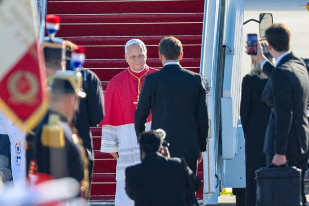 President Emmanuel Macron and First Lady Brigitte Macron welcome Pope Leo XIV at Orly Airport on September 25, 2026. Pope Leo XIV is making his first official visit to France from September 25 to 28, with stops in Paris, Lourdes, and Metz. In Paris, the Pope’s schedule includes a meeting with French President E. Macron, a time of prayer at Notre Dame Cathedral, and an outdoor Mass on the Champs-Élysées. This trip marks the first visit by a pope to the country since Benedict XVI’s visit in 2008. Cyril Moreau, Dominique Jacovides, Bestimage. President Emmanuel Macron and First Lady Brigitte Macron welcome Pope Leo XIV at Orly Airport, Paris, France, on September 25, 2026. Pope Leo XIV is making his first official visit to France from Septemb Copyright: xJACOVIDES-MOREAUx xBESTIMAGExJACOVIDES-MOREAUx xBESTIMAGEx