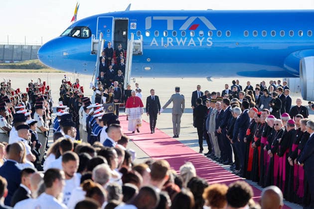 President Emmanuel Macron and First Lady Brigitte Macron welcome Pope Leo XIV at Orly Airport on September 25, 2026. Pope Leo XIV is making his first official visit to France from September 25 to 28, with stops in Paris, Lourdes, and Metz. In Paris, the Pope’s schedule includes a meeting with French President E. Macron, a time of prayer at Notre Dame Cathedral, and an outdoor Mass on the Champs-Élysées. This trip marks the first visit by a pope to the country since Benedict XVI’s visit in 2008. Cyril Moreau, Dominique Jacovides, Bestimage. President Emmanuel Macron and First Lady Brigitte Macron welcome Pope Leo XIV at Orly Airport, Paris, France, on September 25, 2026. Pope Leo XIV is making his first official visit to France from Septemb Copyright: xJACOVIDES-MOREAUx xBESTIMAGExJACOVIDES-MOREAUx xBESTIMAGEx