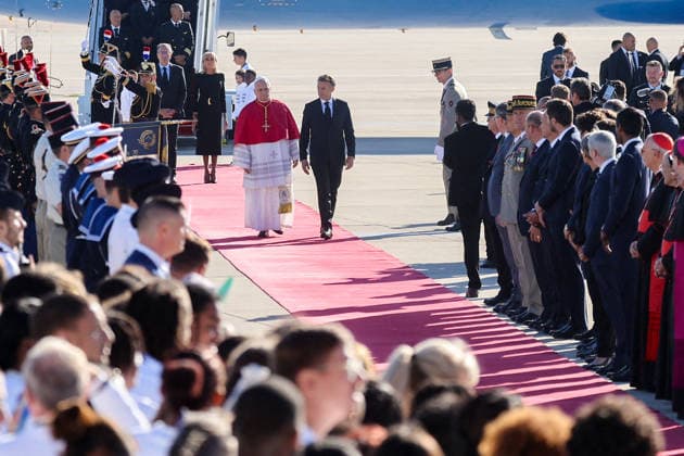 President Emmanuel Macron and First Lady Brigitte Macron welcome Pope Leo XIV at Orly Airport on September 25, 2026. Pope Leo XIV is making his first official visit to France from September 25 to 28, with stops in Paris, Lourdes, and Metz. In Paris, the Pope’s schedule includes a meeting with French President E. Macron, a time of prayer at Notre Dame Cathedral, and an outdoor Mass on the Champs-Élysées. This trip marks the first visit by a pope to the country since Benedict XVI’s visit in 2008. Cyril Moreau, Dominique Jacovides, Bestimage. President Emmanuel Macron and First Lady Brigitte Macron welcome Pope Leo XIV at Orly Airport, Paris, France, on September 25, 2026. Pope Leo XIV is making his first official visit to France from Septemb Copyright: xJACOVIDES-MOREAUx xBESTIMAGExJACOVIDES-MOREAUx xBESTIMAGEx