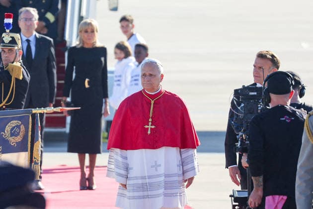President Emmanuel Macron and First Lady Brigitte Macron welcome Pope Leo XIV at Orly Airport on September 25, 2026. Pope Leo XIV is making his first official visit to France from September 25 to 28, with stops in Paris, Lourdes, and Metz. In Paris, the pontiff’s schedule includes a meeting with French President E. Macron, a time of prayer at Notre Dame Cathedral, and an open-air Mass on the Champs-Élysées. This trip marks the first visit by a pope to the country since Benedict XVI’s visit in 2008. Cyril Moreau, Dominique Jacovides, Bestimage President Emmanuel Macron and First Lady Brigitte Macron welcome Pope Leo XIV at Orly Airport, Paris, France, on September 25, 2026. Pope Leo XIV is making his first official visit to France from Sept Copyright: xJACOVIDES-MOREAUx xBESTIMAGExJACOVIDES-MOREAUx xBESTIMAGEx