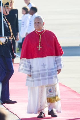 President Emmanuel Macron and First Lady Brigitte Macron welcome Pope Leo XIV at Orly Airport on September 25, 2026. Pope Leo XIV is making his first official visit to France from September 25 to 28, with stops in Paris, Lourdes, and Metz. In Paris, the pontiff’s schedule includes a meeting with French President E. Macron, a time of prayer at Notre Dame Cathedral, and an open-air Mass on the Champs-Élysées. This trip marks the first visit by a pope to the country since Benedict XVI’s visit in 2008. Cyril Moreau, Dominique Jacovides, Bestimage President Emmanuel Macron and First Lady Brigitte Macron welcome Pope Leo XIV at Orly Airport, Paris, France, on September 25, 2026. Pope Leo XIV is making his first official visit to France from Sept Copyright: xJACOVIDES-MOREAUx xBESTIMAGExJACOVIDES-MOREAUx xBESTIMAGEx