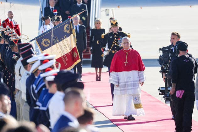 President Emmanuel Macron and First Lady Brigitte Macron welcome Pope Leo XIV at Orly Airport on September 25, 2026. Pope Leo XIV is making his first official visit to France from September 25 to 28, with stops in Paris, Lourdes, and Metz. In Paris, the pontiff’s schedule includes a meeting with French President E. Macron, a time of prayer at Notre Dame Cathedral, and an open-air Mass on the Champs-Élysées. This trip marks the first visit by a pope to the country since Benedict XVI’s visit in 2008. Cyril Moreau, Dominique Jacovides, Bestimage President Emmanuel Macron and First Lady Brigitte Macron welcome Pope Leo XIV at Orly Airport, Paris, France, on September 25, 2026. Pope Leo XIV is making his first official visit to France from Sept Copyright: xJACOVIDES-MOREAUx xBESTIMAGExJACOVIDES-MOREAUx xBESTIMAGEx
