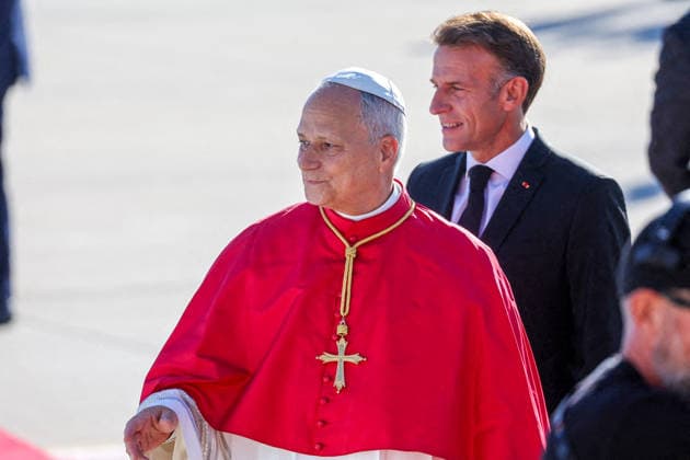 President Emmanuel Macron and First Lady Brigitte Macron welcome Pope Leo XIV at Orly Airport on September 25, 2026. Pope Leo XIV is making his first official visit to France from September 25 to 28, with stops in Paris, Lourdes, and Metz. In Paris, the pontiff’s schedule includes a meeting with French President E. Macron, a time of prayer at Notre Dame Cathedral, and an outdoor Mass on the Champs-Élysées. This trip marks the first visit by a pope to the country since Benedict XVI’s visit in 2008. Cyril Moreau, Dominique Jacovides, Bestimage. President Emmanuel Macron and First Lady Brigitte Macron welcome Pope Leo XIV at Orly Airport, Paris, France, on September 25, 2026. Pope Leo XIV is making his first official visit to France from Sept Copyright: xJACOVIDES-MOREAUx xBESTIMAGExJACOVIDES-MOREAUx xBESTIMAGEx