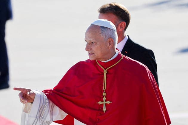 President Emmanuel Macron and First Lady Brigitte Macron welcome Pope Leo XIV at Orly Airport on September 25, 2026. Pope Leo XIV is making his first official visit to France from September 25 to 28, with stops in Paris, Lourdes, and Metz. In Paris, the pontiff’s schedule includes a meeting with French President E. Macron, a time of prayer at Notre Dame Cathedral, and an outdoor Mass on the Champs-Élysées. This trip marks the first visit by a pope to the country since Benedict XVI’s visit in 2008. Cyril Moreau, Dominique Jacovides, Bestimage. President Emmanuel Macron and First Lady Brigitte Macron welcome Pope Leo XIV at Orly Airport, Paris, France, on September 25, 2026. Pope Leo XIV is making his first official visit to France from Sept Copyright: xJACOVIDES-MOREAUx xBESTIMAGExJACOVIDES-MOREAUx xBESTIMAGEx