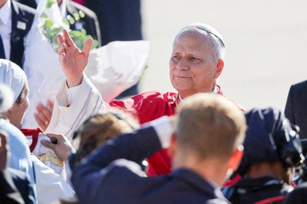 President Emmanuel Macron and First Lady Brigitte Macron welcome Pope Leo XIV at Orly Airport on September 25, 2026. Pope Leo XIV is making his first official visit to France from September 25 to 28, with stops in Paris, Lourdes, and Metz. In Paris, the pontiff’s schedule includes a meeting with French President E. Macron, a time of prayer at Notre Dame Cathedral, and an outdoor Mass on the Champs-Élysées. This trip marks the first visit by a pope to the country since Benedict XVI’s visit in 2008. Cyril Moreau, Dominique Jacovides, Bestimage. President Emmanuel Macron and First Lady Brigitte Macron welcome Pope Leo XIV at Orly Airport, Paris, France, on September 25, 2026. Pope Leo XIV is making his first official visit to France from Sept Copyright: xJACOVIDES-MOREAUx xBESTIMAGExJACOVIDES-MOREAUx xBESTIMAGEx