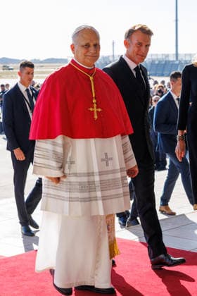 President Emmanuel Macron and First Lady Brigitte Macron welcome Pope Leo XIV at Orly Airport on September 25, 2026. Pope Leo XIV is making his first official visit to France from September 25 to 28, with stops in Paris, Lourdes, and Metz. In Paris, the pontiff’s schedule includes a meeting with French President E. Macron, a time of prayer at Notre Dame Cathedral, and an open-air Mass on the Champs-Élysées. This trip marks the first visit by a pope to the country since Benedict XVI’s visit in 2008. Cyril Moreau, Dominique Jacovides, Bestimage. President Emmanuel Macron and First Lady Brigitte Macron welcome Pope Leo XIV at Orly Airport, Paris, France, on September 25, 2026. Pope Leo XIV is making his first official visit to France from Sep Copyright: xJACOVIDES-MOREAUx xBESTIMAGExJACOVIDES-MOREAUx xBESTIMAGEx
