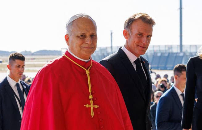 President Emmanuel Macron and First Lady Brigitte Macron welcome Pope Leo XIV at Orly Airport on September 25, 2026. Pope Leo XIV is making his first official visit to France from September 25 to 28, with stops in Paris, Lourdes, and Metz. In Paris, the pontiff’s schedule includes a meeting with French President E. Macron, a time of prayer at Notre Dame Cathedral, and an open-air Mass on the Champs-Élysées. This trip marks the first visit by a pope to the country since Benedict XVI’s visit in 2008. Cyril Moreau, Dominique Jacovides, Bestimage. President Emmanuel Macron and First Lady Brigitte Macron welcome Pope Leo XIV at Orly Airport, Paris, France, on September 25, 2026. Pope Leo XIV is making his first official visit to France from Sep Copyright: xJACOVIDES-MOREAUx xBESTIMAGExJACOVIDES-MOREAUx xBESTIMAGEx