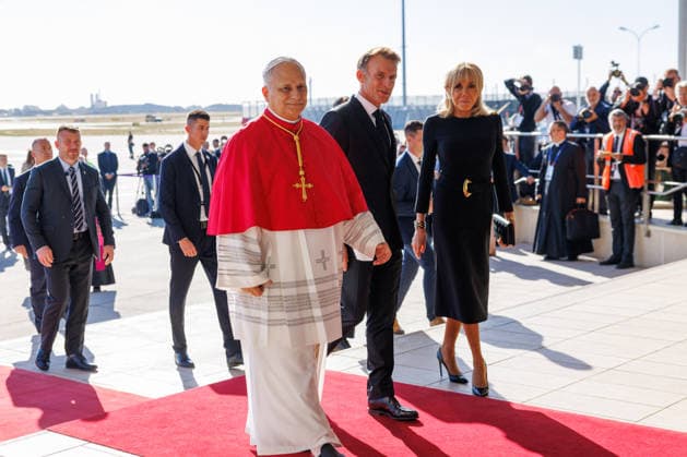President Emmanuel Macron and First Lady Brigitte Macron welcome Pope Leo XIV at Orly Airport on September 25, 2026. Pope Leo XIV is making his first official visit to France from September 25 to 28, with stops in Paris, Lourdes, and Metz. In Paris, the pontiff’s schedule includes a meeting with French President E. Macron, a time of prayer at Notre Dame Cathedral, and an open-air Mass on the Champs-Élysées. This trip marks the first visit by a pope to the country since Benedict XVI’s visit in 2008. Cyril Moreau, Dominique Jacovides, Bestimage. President Emmanuel Macron and First Lady Brigitte Macron welcome Pope Leo XIV at Orly Airport, Paris, France, on September 25, 2026. Pope Leo XIV is making his first official visit to France from Sep Copyright: xJACOVIDES-MOREAUx xBESTIMAGExJACOVIDES-MOREAUx xBESTIMAGEx