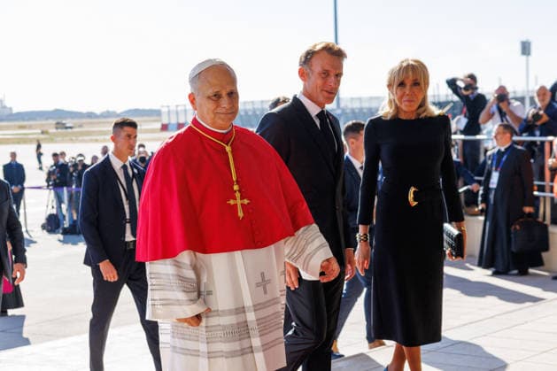 President Emmanuel Macron and First Lady Brigitte Macron welcome Pope Leo XIV at Orly Airport on September 25, 2026. Pope Leo XIV is making his first official visit to France from September 25 to 28, with stops in Paris, Lourdes, and Metz. In Paris, the pontiff’s schedule includes a meeting with French President E. Macron, a time of prayer at Notre Dame Cathedral, and an open-air Mass on the Champs-Élysées. This trip marks the first visit by a pope to the country since Benedict XVI’s visit in 2008. Cyril Moreau, Dominique Jacovides, Bestimage. President Emmanuel Macron and First Lady Brigitte Macron welcome Pope Leo XIV at Orly Airport, Paris, France, on September 25, 2026. Pope Leo XIV is making his first official visit to France from Sep Copyright: xJACOVIDES-MOREAUx xBESTIMAGExJACOVIDES-MOREAUx xBESTIMAGEx