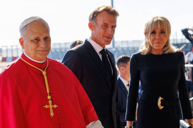 President Emmanuel Macron and First Lady Brigitte Macron welcome Pope Leo XIV at Orly Airport on September 25, 2026. Pope Leo XIV is making his first official visit to France from September 25 to 28, with stops in Paris, Lourdes, and Metz. In Paris, the pontiff’s schedule includes a meeting with French President E. Macron, a time of prayer at Notre Dame Cathedral, and an open-air Mass on the Champs-Élysées. This trip marks the first visit by a pope to the country since Benedict XVI’s visit in 2008. Cyril Moreau, Dominique Jacovides, Bestimage. President Emmanuel Macron and First Lady Brigitte Macron welcome Pope Leo XIV at Orly Airport, Paris, France, on September 25, 2026. Pope Leo XIV is making his first official visit to France from Sep Copyright: xJACOVIDES-MOREAUx xBESTIMAGExJACOVIDES-MOREAUx xBESTIMAGEx