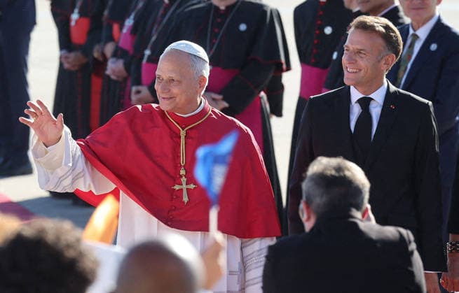President Emmanuel Macron and First Lady Brigitte Macron welcome Pope Leo XIV at Orly Airport on September 25, 2026. Pope Leo XIV is making his first official visit to France from September 25 to 28, with stops in Paris, Lourdes, and Metz. In Paris, the pontiff’s schedule includes a meeting with French President E. Macron, a time of prayer at Notre Dame Cathedral, and an open-air Mass on the Champs-Élysées. This trip marks the first visit by a pope to the country since Benedict XVI’s visit in 2008. Cyril Moreau, Dominique Jacovides, Bestimage. President Emmanuel Macron and First Lady Brigitte Macron welcome Pope Leo XIV at Orly Airport, Paris, France, on September 25, 2026. Pope Leo XIV is making his first official visit to France from Sep Copyright: xJACOVIDES-MOREAUx xBESTIMAGExJACOVIDES-MOREAUx xBESTIMAGEx