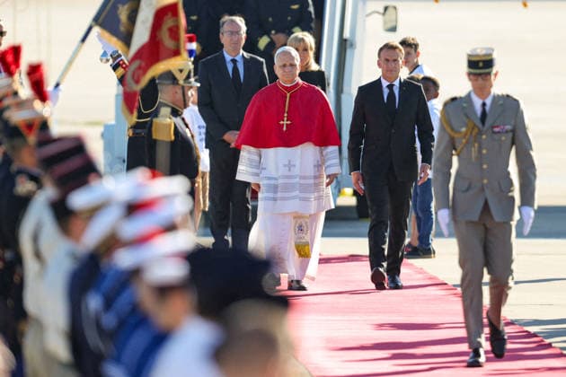 President Emmanuel Macron and First Lady Brigitte Macron welcome Pope Leo XIV at Orly Airport on September 25, 2026. Pope Leo XIV is making his first official visit to France from September 25 to 28, with stops in Paris, Lourdes, and Metz. In Paris, the pontiff’s schedule includes a meeting with French President E. Macron, a time of prayer at Notre Dame Cathedral, and an open-air Mass on the Champs-Élysées. This trip marks the first visit by a pope to the country since Benedict XVI’s visit in 2008. Cyril Moreau, Dominique Jacovides, Bestimage. President Emmanuel Macron and First Lady Brigitte Macron welcome Pope Leo XIV at Orly Airport, Paris, France, on September 25, 2026. Pope Leo XIV is making his first official visit to France from Sep Copyright: xJACOVIDES-MOREAUx xBESTIMAGExJACOVIDES-MOREAUx xBESTIMAGEx