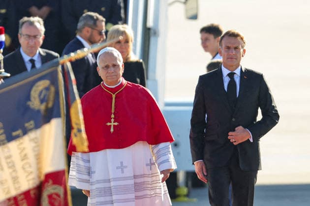 President Emmanuel Macron and First Lady Brigitte Macron welcome Pope Leo XIV at Orly Airport on September 25, 2026. Pope Leo XIV is making his first official visit to France from September 25 to 28, with stops in Paris, Lourdes, and Metz. In Paris, the pontiff’s schedule includes a meeting with French President E. Macron, a time of prayer at Notre Dame Cathedral, and an open-air Mass on the Champs-Élysées. This trip marks the first visit by a pope to the country since Benedict XVI’s visit in 2008. Cyril Moreau, Dominique Jacovides, Bestimage. President Emmanuel Macron and First Lady Brigitte Macron welcome Pope Leo XIV at Orly Airport, Paris, France, on September 25, 2026. Pope Leo XIV is making his first official visit to France from Sep Copyright: xJACOVIDES-MOREAUx xBESTIMAGExJACOVIDES-MOREAUx xBESTIMAGEx