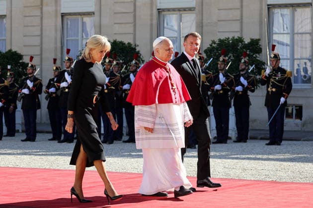 President Emmanuel Macron and First Lady Brigitte Macron welcome Pope Leo XIV to the Élysée Palace in Paris on September 25, 2026. Pope Leo XIV is making his first official visit to France from September 25 to 28, with stops in Paris, Lourdes, and Metz. In Paris, the pontiff’s schedule includes a meeting with French President E. Macron, a time of prayer at Notre Dame Cathedral, and an outdoor Mass on the Champs-Élysées. This trip marks the first visit by a pope to the country since that of Benedict XVI in 2008. Cyril Moreau, Dominique Jacovides, Bestimage. President Emmanuel Macron and First Lady Brigitte Macron welcome Pope Leo XIV to the Élysée Palace in Paris on September 25, 2026. Pope Leo XIV is making his first official visit to Fran Copyright: xJACOVIDES-MOREAUx xBESTIMAGExJACOVIDES-MOREAUx xBESTIMAGEx