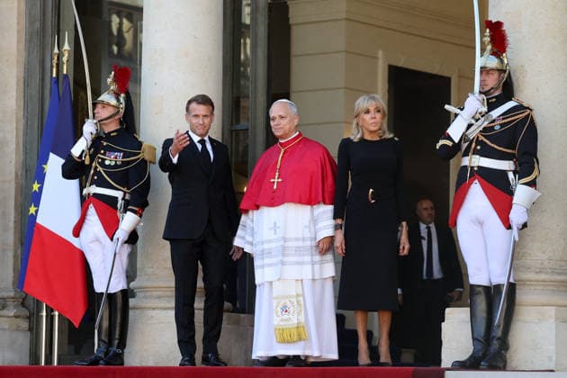President Emmanuel Macron and First Lady Brigitte Macron welcome Pope Leo XIV to the Élysée Palace in Paris on September 25, 2026. Pope Leo XIV is making his first official visit to France from September 25 to 28, with stops in Paris, Lourdes, and Metz. In Paris, the pontiff’s schedule includes a meeting with French President E. Macron, a time of prayer at Notre Dame Cathedral, and an outdoor Mass on the Champs-Élysées. This trip marks the first visit by a pope to the country since that of Benedict XVI in 2008. Cyril Moreau, Dominique Jacovides, Bestimage. President Emmanuel Macron and First Lady Brigitte Macron welcome Pope Leo XIV to the Élysée Palace in Paris on September 25, 2026. Pope Leo XIV is making his first official visit to Fran Copyright: xJACOVIDES-MOREAUx xBESTIMAGExJACOVIDES-MOREAUx xBESTIMAGEx