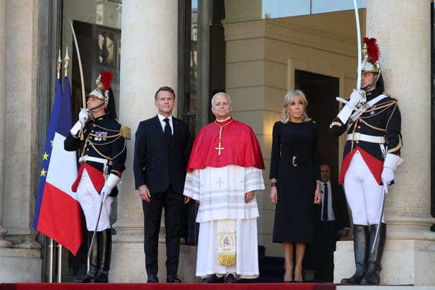 President Emmanuel Macron and First Lady Brigitte Macron welcome Pope Leo XIV to the Élysée Palace in Paris on September 25, 2026. Pope Leo XIV is making his first official visit to France from September 25 to 28, with stops in Paris, Lourdes, and Metz. In Paris, the pontiff’s schedule includes a meeting with French President E. Macron, a time of prayer at Notre Dame Cathedral, and an outdoor Mass on the Champs-Élysées. This trip marks the first visit by a pope to the country since that of Benedict XVI in 2008. Cyril Moreau, Dominique Jacovides, Bestimage. President Emmanuel Macron and First Lady Brigitte Macron welcome Pope Leo XIV to the Élysée Palace in Paris on September 25, 2026. Pope Leo XIV is making his first official visit to Fran Copyright: xJACOVIDES-MOREAUx xBESTIMAGExJACOVIDES-MOREAUx xBESTIMAGEx