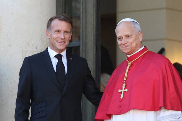 President Emmanuel Macron and First Lady Brigitte Macron welcome Pope Leo XIV to the Élysée Palace in Paris on September 25, 2026. Pope Leo XIV is making his first official visit to France from September 25 to 28, with stops in Paris, Lourdes, and Metz. In Paris, the pontiff’s schedule includes a meeting with French President E. Macron, a time of prayer at Notre Dame Cathedral, and an open-air Mass on the Champs-Élysées. This trip marks the first visit by a pope to the country since Benedict XVI’s visit in 2008. Cyril Moreau, Dominique Jacovides, Bestimage. President Emmanuel Macron and First Lady Brigitte Macron welcome Pope Leo XIV to the Élysée Palace in Paris on September 25, 2026. Pope Leo XIV is making his first official visit to Fra Copyright: xJACOVIDES-MOREAUx xBESTIMAGExJACOVIDES-MOREAUx xBESTIMAGEx